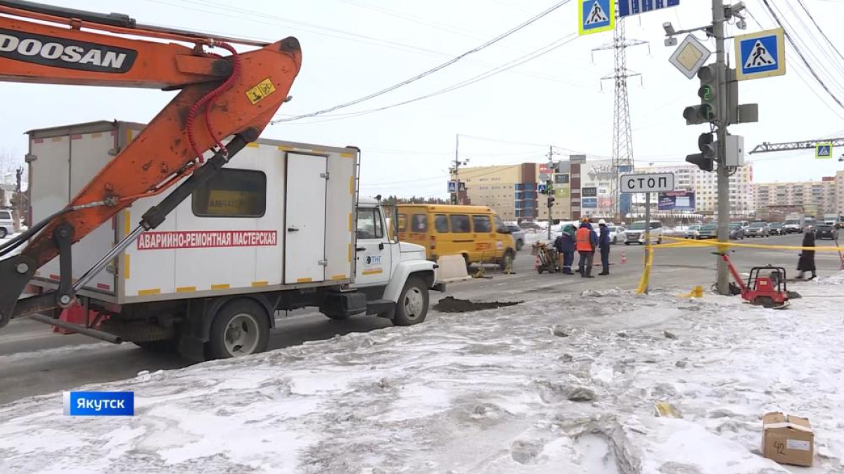 В Якутске специалисты газовой службы устраняют утечку газа на перекрёстке  Лермонтова-Кирова – ГТРК «Саха»