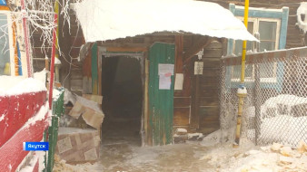 Жильцы многострадальных домов по улицы Космонавтов 11 бъют тревогу из-за вытекшей канализационной воды в подъездах