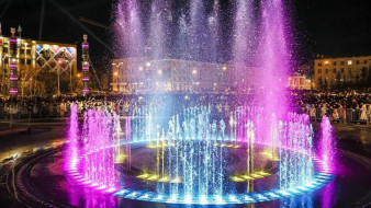 Якутян приглашают на вечерние светомузыкальные шоу фонтана на площади Республики