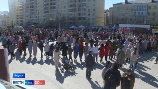 В Якутске состоялся массовый осуохай на площади Победы