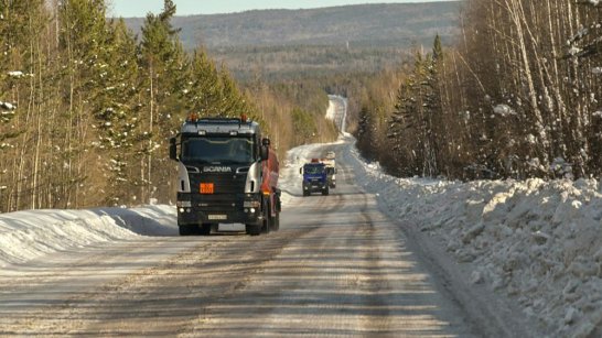 Движение автотранспорта по грунтовому автозимнику ФАД А-331 "Вилюй" открыто
