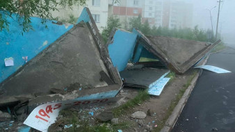В Нерюнгри пьяный водитель снес автобусную остановку