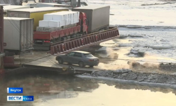 Грузоперевозки через реку Лену продолжатся до конца ноября