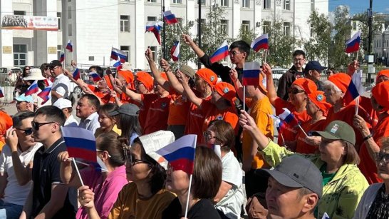 Волонтёры Якутии организовали раздачу ленточек и флажков ко Дню государственного флага РФ