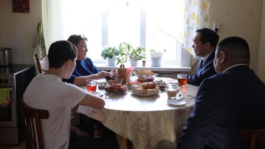 Глава Якутии встретился с семьей военнослужащего из Олекминска