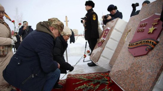 В Якутске состоялось возложение цветов в честь памятной даты воссоединения Крыма и Севастополя с Россией