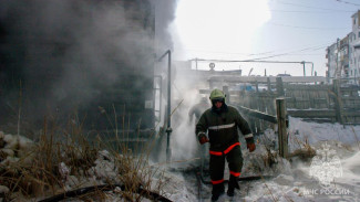 В Якутске огнеборцы спасли частный дом и гараж