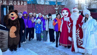 Волонтеры "Дари Добро" поздравили детей из Алданского социально-реабилитационного центра 