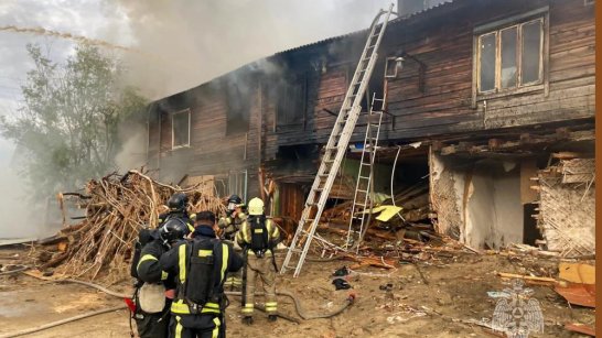 В Якутске на тушение двухэтажного дома привлекались более 50 огнеборцев