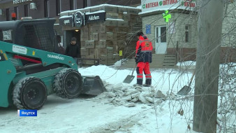 В Якутске ведётся работа по очистке улиц от снега и наледей