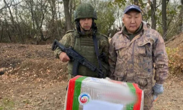 Сотрудники опорного пункта в зоне СВО передали бойцам из Якутии ещё один автомобиль
