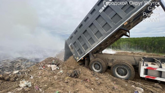 На полигоне ТКО Якутска тушат участки возгорания песком