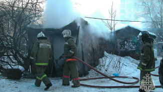 В Ленском районе огнеборцы спасли частный дом от огня