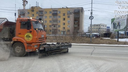 Коммунальные службы Якутска убирают снег с улично-дорожной сети
