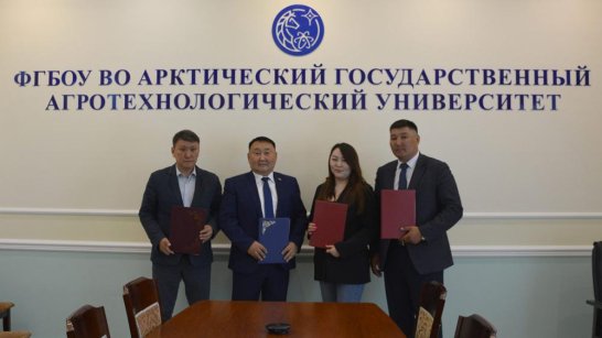 В АГАТУ подписали трехстороннее соглашение о трудоустройстве выпускников