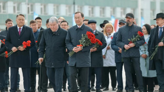 Глава Якутии возложил цветы к памятнику Платону Ойунскому в Якутске