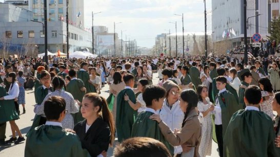 В Якутске свыше 11 тысяч человек приняли участие в патриотической акции "Вальс Победы"