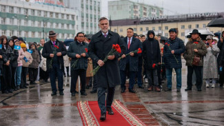 Премьер Якутии Кирилл Бычков возложил цветы к памятнику Платону Ойунскому