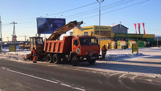 В Якутске продолжается уборка снега