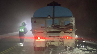 На федеральной дороге "Колыма" сотрудники Госавтоинспекции оказали помощь водителю