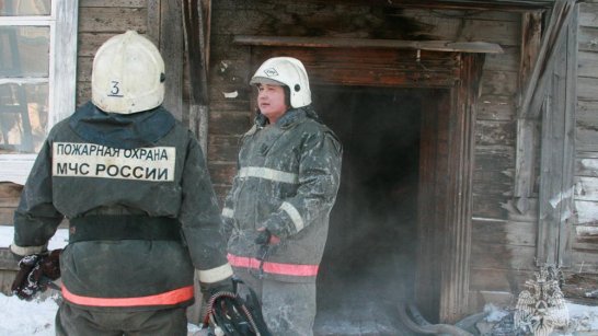 В Алдане огнеборцы спасли 4 человека при пожаре в жилом доме