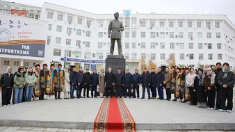 В Якутске ко Дню Государственности возложили цветы к памятнику Максиму Аммосову