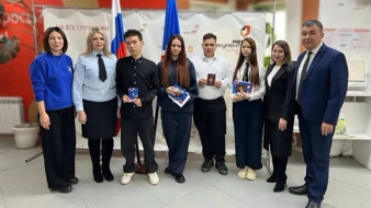 В День государственного флага Якутии юным якутянам выдали паспорта