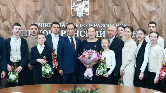 Айсен Николаев вручил многодетной матери из Нерюнгринского района орден "Мать-героиня"