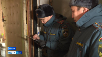 В Якутске сотрудники МЧС проводят профилактические мероприятия с населением
