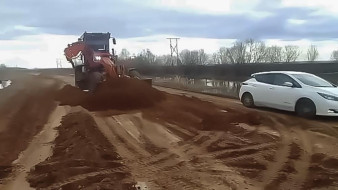 В Олекминском районе на автомобильной дороге "Умнас" дорожники приступили к работам по восстановлению