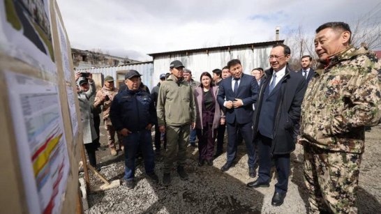 Глава Якутии проверил строительство жилья и дорог в Усть-Нере
