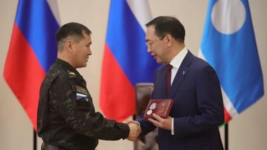  Глава Якутии вручил государственные награды участникам СВО в День защитника Отечества