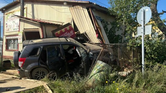 В Якутске водитель совершил наезд на здание. Пассажир получил травмы