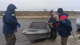 Служба спасения Якутии эвакуировала рыбаков в Намском районе