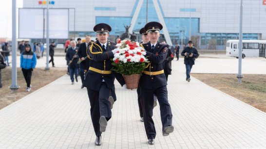 В Якутске состоялось торжественное возложение цветов к стеле Победы
