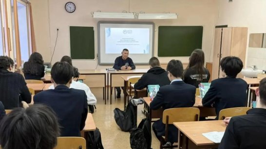 Курсанты программы "Якутия – Земля героев" рассказали школьникам о блокаде Ленинграда и патриотизме