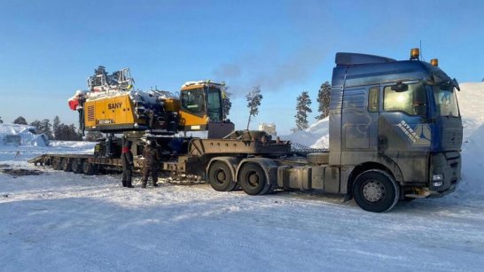 В Якутск доставили тяжелую спецтехнику для строительства Ленского моста