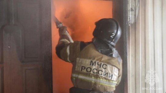 В Якутске огнеборцы работают на тушении пожара на улице Алтайской