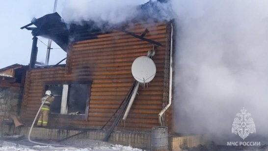 В микрорайоне Сатал огнём уничтожен частный двухэтажный дом