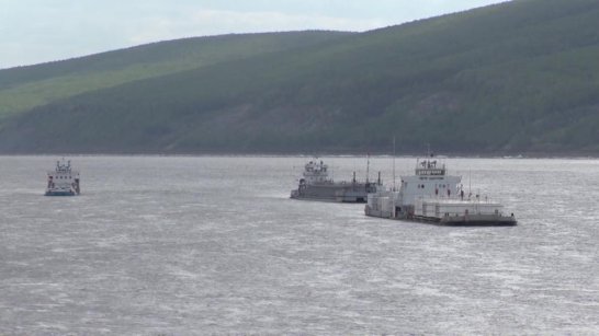 В Якутии на вызволение севшего на мель судна задействовано 7 судов