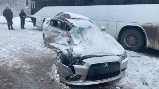 В Нерюнгринском районе в результате столкновения легковушки и автобуса погиб человек
