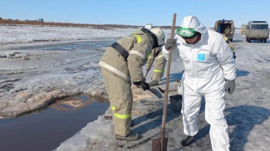 В Среднеколымском районе спасатели устранили разлив нефтепродуктов на реке
