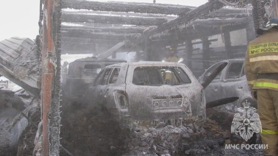 Гараж с тремя автомобилями горел в Якутске
