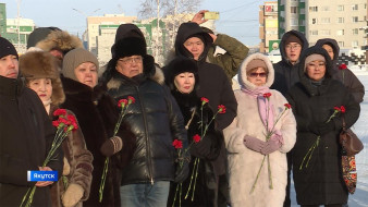 В Якутске состоялась церемония возложения цветов к мемориальной плите "Город-герой Сталинград"