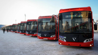 Айсен Николаев передал городу Якутску ключи от 50 автобусов "Волгабас"