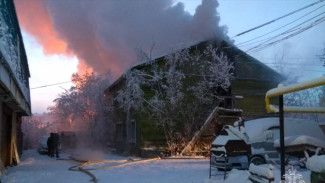 В Якутске при пожаре в двухэтажном доме пострадали два человека