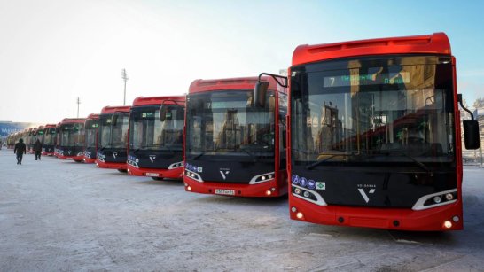 Айсен Николаев передал городу Якутску ключи от 50 автобусов "Волгабас"