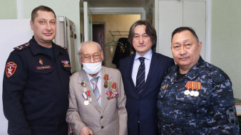 Джулустан Борисов вручил нагрудный знак "Почетный гражданин РС(Я)" участнику ВОВ Семену Колтовскому