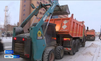 Снегопады и гололёд. На улицах Якутска работают бригады коммунальщиков