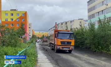 Дорожники меняют асфальт на одной из главных улиц поселка Айхал Мирнинского района